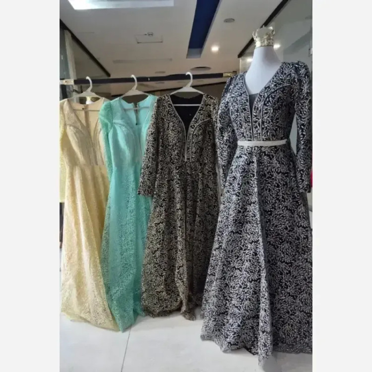پیراهن مجلسی زنانه جنس شاین قد 150 با تور ژپون داخلی سایز بزرگ و رنگبندی